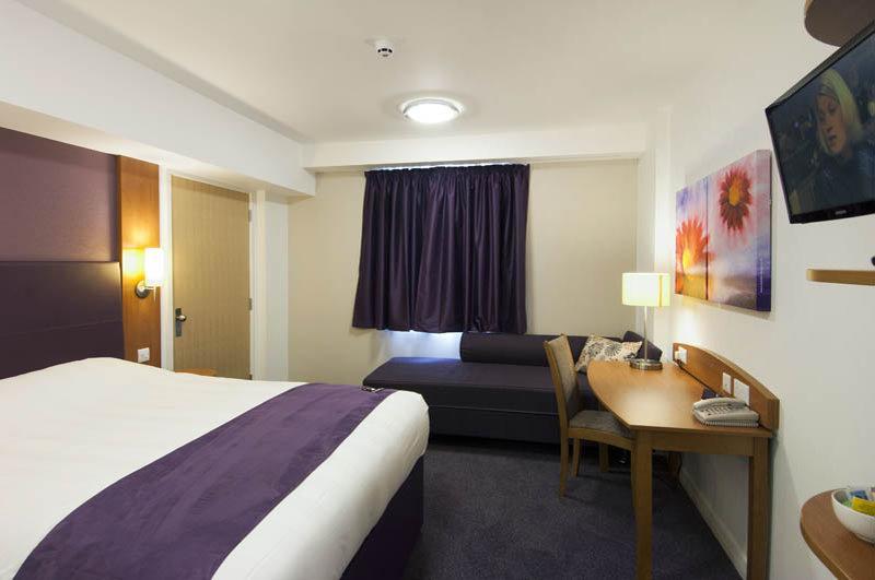 Premier Inn Crewe Central Esterno foto